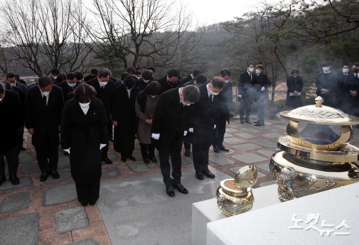 이재명 대선후보가 14일 서울 동작동 서울현충원을 찾아 현충탑에서 분향· 헌화한 뒤 김대중·김영삼·박정희·이승만 전 대통령 묘역을 차례로 참배했다이 후보가 이날 김대중 전 대통령 묘역을 참배하고 있다.  2022.0214