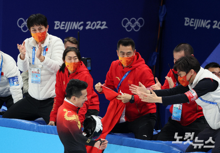 2022 베이징동계올림픽 쇼트트랙 남자 1,000m 종목에서 금메달을 획득한 중국 런쯔웨이가 7일 중국 베이징 캐피털 인도어 스타디움에서 경기를 마친 뒤 김선태 감독의 축하를 받고 있다. 베이징(중국)=박종민 기자