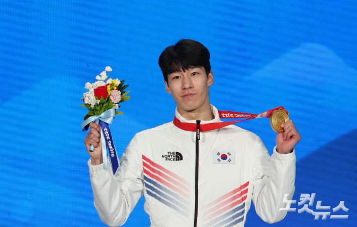 2022 베이징 동계올림픽 쇼트트랙 남자 1500m 결승에서 금메달을 획득한 황대헌 10일 중국 베이징 메달 플라자에서 금메달을 목에 걸고 기뻐하고 있다. 베이징(중국)=박종민 기자