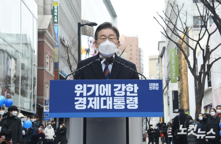 이재명 더불어민주당 대선 후보가 14일 서울 중구 명동예술극장 사거리에서 위기극복·국민통합 선언 기자회견을 하고 있다.