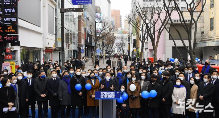 이재명 더불어민주당 대선후보는 14일 오전 서울 명동예술극장 앞 사거리에서 위기극복-국민통합 선언 기자회견을 가졌다. 이 후보가 영입젊은인재, 의원들과 함께 기자들의 질문에 답변하고 있다.