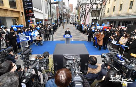 이재명 더불어민주당 대선후보는 14일 오전 서울 명동예술극장 앞 사거리에서 위기극복-국민통합 선언 기자회견을 가졌다.