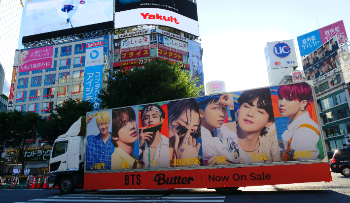 지난해 도쿄의 상징 시부야 스크램블을 BTS(방탄소년단) 앨범 홍보차량이 지나가고 있다. 올림픽사진공동취재단