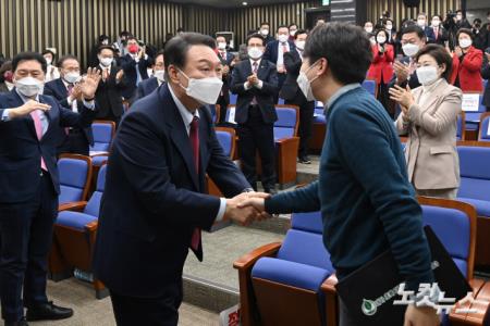 인사하는 윤석열 대선후보-이준석 대표