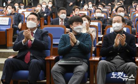 윤석열 국민의힘 대선 후보가 공식 선거운동 하루 전날인 14일 서울 여의도 국회에서 열린 의원총회에 자리하고 있다. 오른쪽은 이준석 대표와 권영세 선거대책본부장.