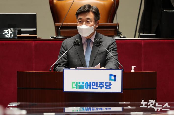 의총 발언하는 윤호중 원내대표