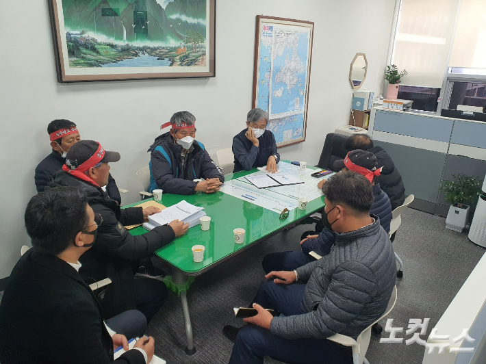 주민들이 고흥군 김덕우 건설과장과 만나고 있다. 고영호 기자