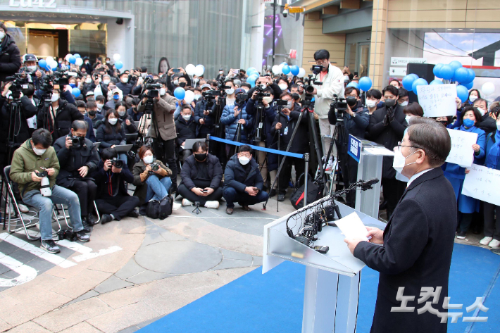 이재명 더불어민주당 대선후보가 14일 서울 중구 명동예술극장 사거리에서 '위기극복·국민통합 선언 기자회견' 을 하고 있다. 국회사진취재단