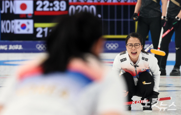 한국 스킵 김은정이 14일 오후 중국 베이징 국립 아쿠아틱 센터에서 열린 2022 베이징 동계올림픽 여자 컬링 리그 6차전 한국과 일본의 경기에서 작전을 지시하고 있다. 베이징(중국)=박종민 기자