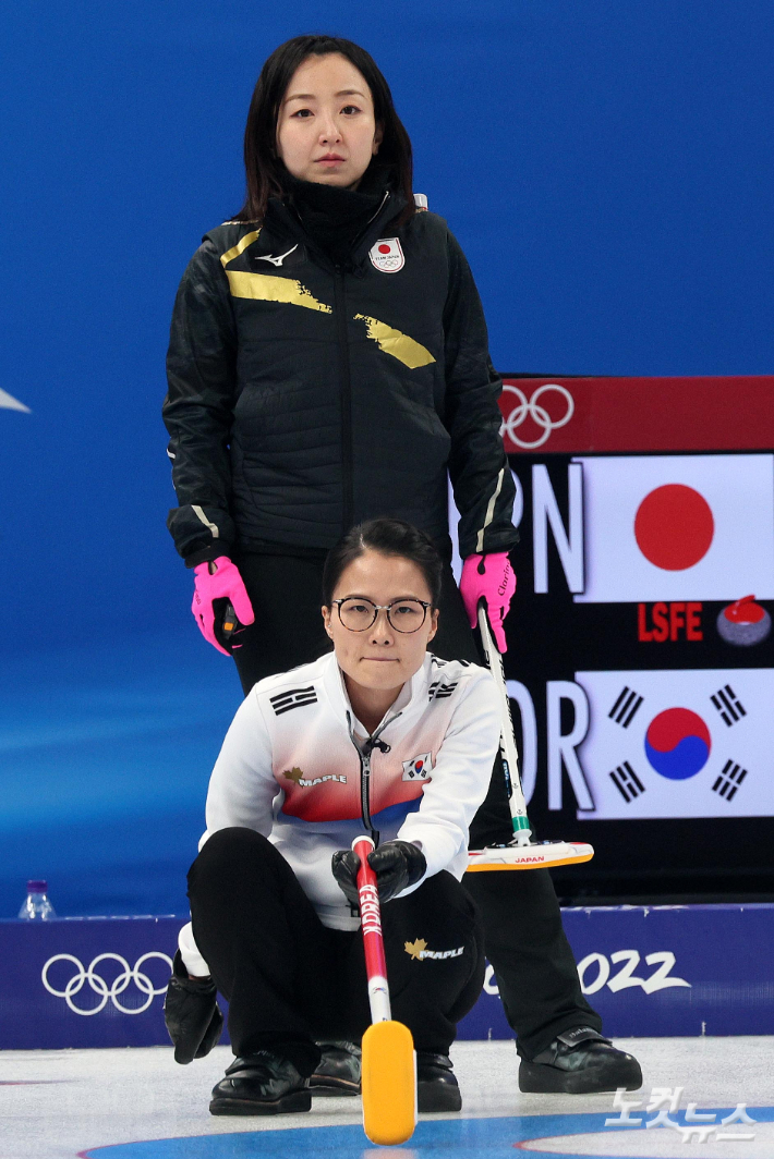 한국 스킵 김은정이 14일 오후 중국 베이징 국립 아쿠아틱 센터에서 열린 2022 베이징 동계올림픽 여자 컬링 리그 6차전 한국과 일본의 경기에서 작전을 지시하고 있다. 베이징(중국)=박종민 기자