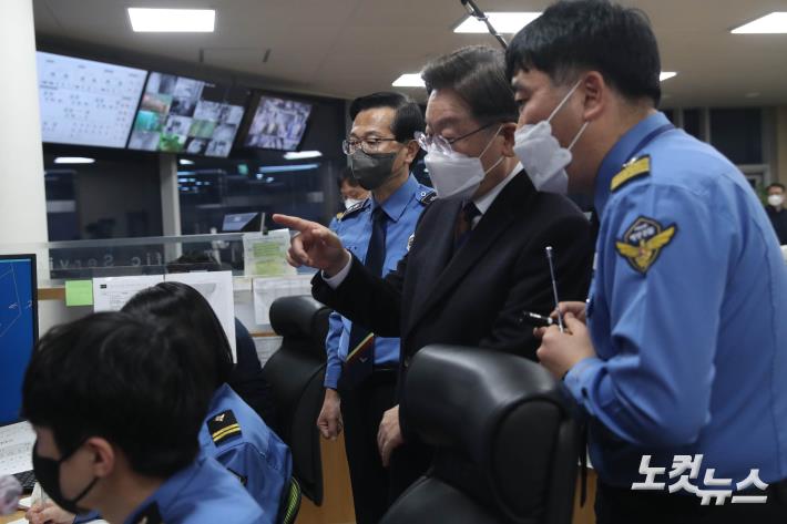 대선 공식선거운동 시작, 부산항 해상교통관제센터 찾은 이재명