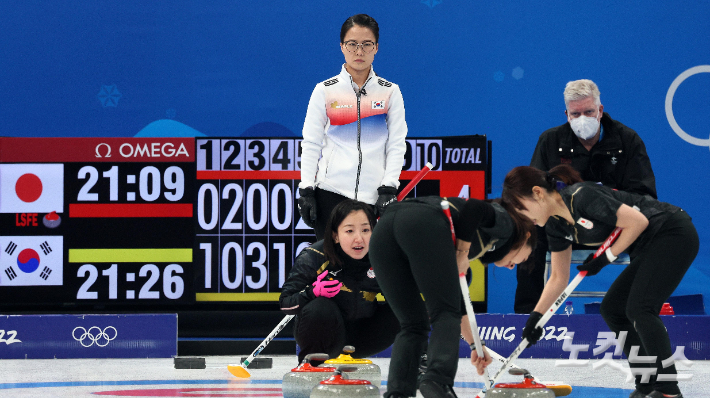 한국 스킵 김은정이 14일 오후 중국 베이징 국립 아쿠아틱 센터에서 열린 2022 베이징 동계올림픽 여자 컬링 리그 6차전 한국과 일본의 경기에서 스위핑하는 일본 선수들을 바라보고 있다. 베이징(중국)=박종민 기자