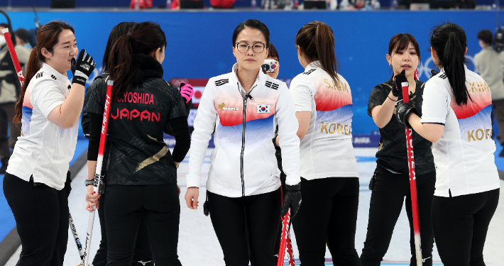14일 오후 중국 베이징 국립 아쿠아틱 센터에서 열린 2022 베이징 동계올림픽 여자 컬링 리그 6차전 한국과 일본의 경기에서 10-5 승리를 거둔 팀 킴이 기쁨을 나누고 있다. 베이징(중국)=박종민 기자