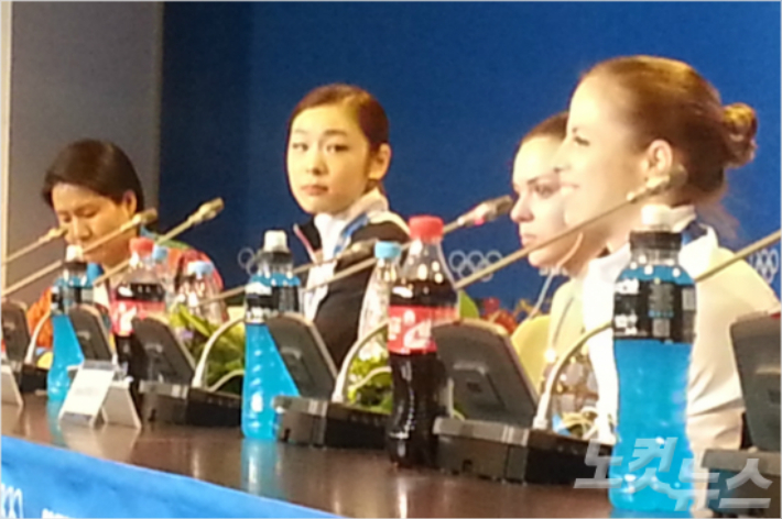 2014 소치올림픽 피겨 여자 싱글 메달 회견 당시 김연아(왼쪽 두 번째부터)가 소트니코바, 코스트너와 함께 참석한 모습. 노컷뉴스