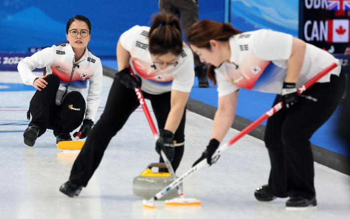 스킵 김은정이 14일 오후 중국 베이징 국립 아쿠아틱 센터에서 열린 2022 베이징 동계올림픽 여자 컬링 리그 6차전 한국과 일본의 경기에서 딜리버리한 스톤을 바라보고 있다. 베이징(중국)=박종민 기자