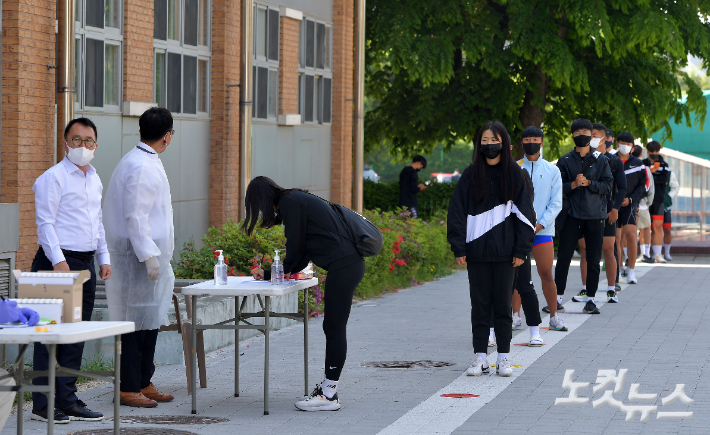 3일 서울 송파구 서울체육중고등학교에 설치된 코로나19 이동식 PCR 검사소에서 학생 및 교직원들이 검사를 받기 위해 줄을 서 있다. 박종민 기자