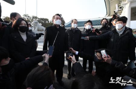 윤석열 국민의힘 대선후보가 대선 공식선거운동 첫날인 15일 서울 동작구 국립서울현충원을 찾아 참배를 마친 후 취재진 질문에 답변하고 있다.