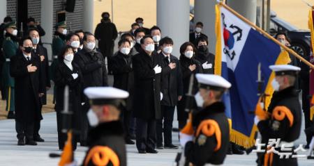 윤석열 국민의힘 대선후보가 대선 공식선거운동 첫날인 15일 서울 동작구 국립서울현충원을 찾아 현충탑으로 향하며 국기에 대한 경례를 하고 있다.