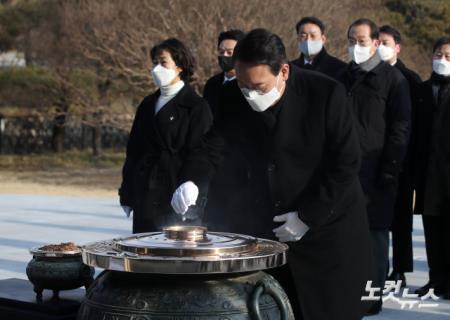 윤석열 국민의힘 대선후보가 대선 공식선거운동 첫날인 15일 서울 동작구 국립서울현충원을 찾아 현충탑에서 분향하고 있다.