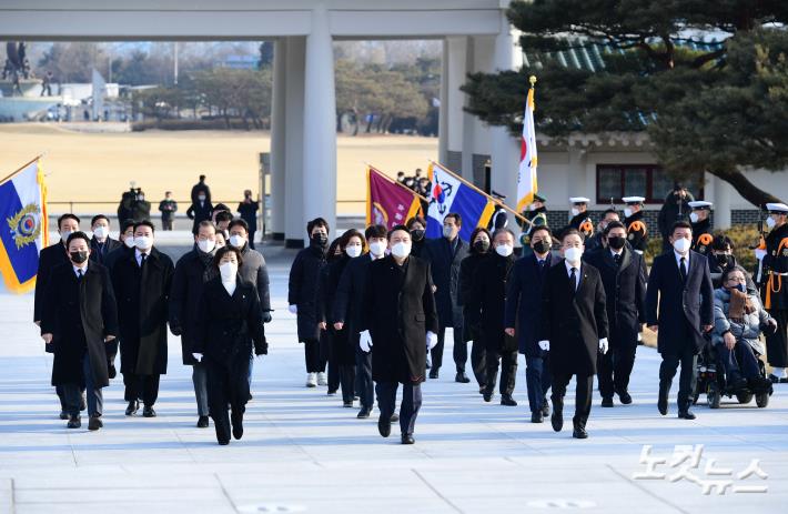 윤석열 국민의힘 대선후보가 대선 공식선거운동 첫날인 15일 서울 동작구 국립서울현충원을 찾아 참배하고 있다.