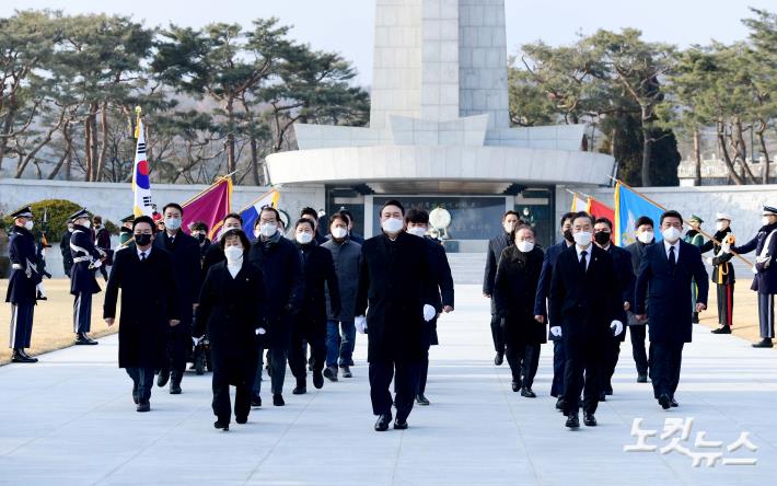 윤석열 국민의힘 대선후보가 대선 공식선거운동 첫날인 15일 서울 동작구 국립서울현충원을 찾아 참배한 뒤 나서고 있다.