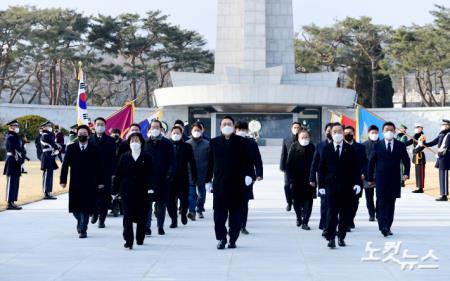 윤석열 국민의힘 대선후보가 대선 공식선거운동 첫날인 15일 서울 동작구 국립서울현충원을 찾아 참배한 뒤 나서고 있다.