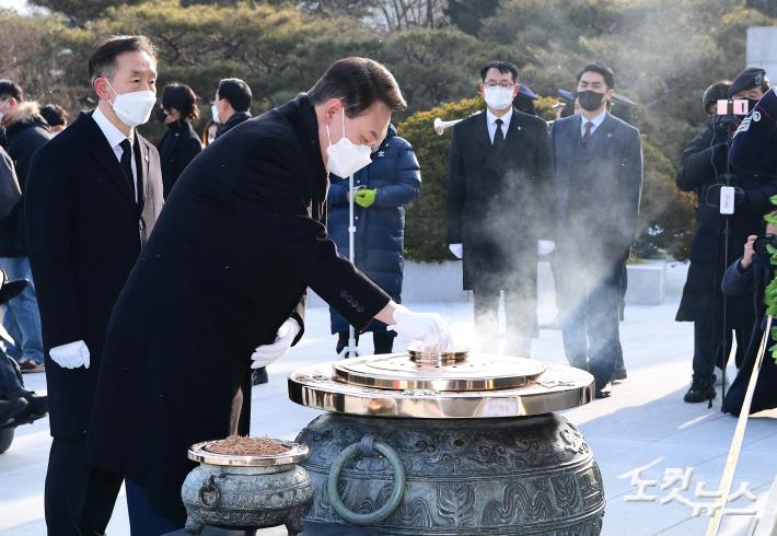 윤석열, 현충원 참배로 공식선거운동 시작