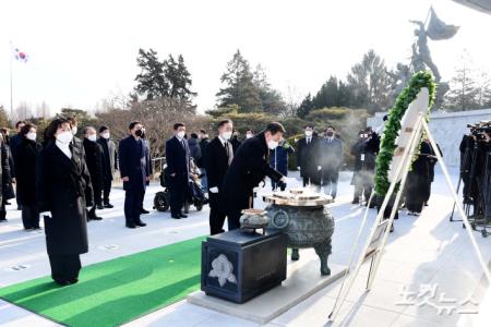 공식선거 운동 첫날 국립서울현충원 참배하는 윤석열 대선후보