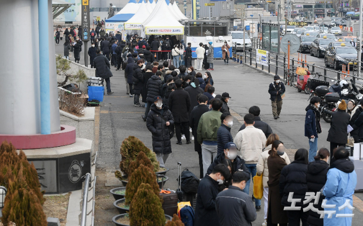 지난 14일 서울역 코로나19 선별 진료소에서 시민들이 검사를 받기 위해 줄 서 있다. 이한형 기자
