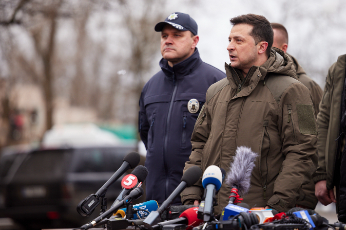 볼로디미르 젤렌스키(오른쪽) 우크라이나 대통령이 12일(현지시간) 남부 헤르손에서 기자회견을 하고 있다. 우크라이나 대통령실 제공