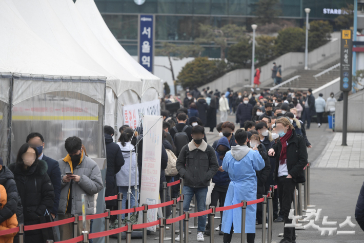 닷새째 5만 명대를 기록한 지난 14일 서울역 코로나19 선별 진료소에서 시민들이 검사를 받기 위해 줄 서 있다. 이한형 기자