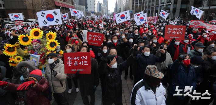 제20대 대통령 선거 공식 선거운동이 시작된 15일 오전 서울 중구 청계광장에서 열린 '국민이 키운 윤석열' 출정식에서 윤 후보의 지지자들이 환호하고 있다.