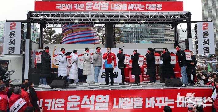 윤석열 국민의힘 대선 후보가 제20대 대통령 선거 공식 선거운동이 시작된 15일 오전 서울 중구 청계광장에서 열린 출정식에서 청년당원들과 정책공약 행복배달 퍼포먼스를 하고 있다.