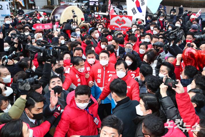 국민의힘 윤석열 대선 후보가 15일 오전 서울 청계광장에서 열린 '국민이 키운 윤석열' 출정식에 참석하고 있다.