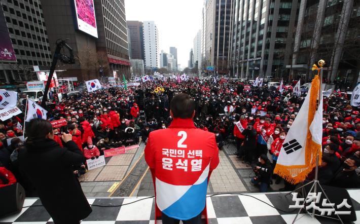 국민의힘 윤석열 대선 후보가 15일 오전 서울 청계광장에서 열린 '국민이 키운 윤석열' 출정식에서 연설하고 있다.