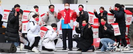 윤석열 국민의힘 대선 후보가 제20대 대통령 선거 공식 선거운동이 시작된 15일 오전 서울 중구 청계광장에서 열린 출정식에서 청년당원들과 정책공약 행복배달 퍼포먼스를 하고 있다.