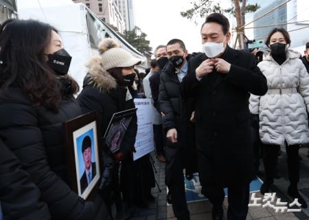 제20대 대통령 선거 공식 선거운동이 시작된 15일 오전 윤석열 국민의힘 대선 후보가 서울 광화문 청계광장에 마련된 코로나 백신접종 사망자 분향소로 향하고 있다.