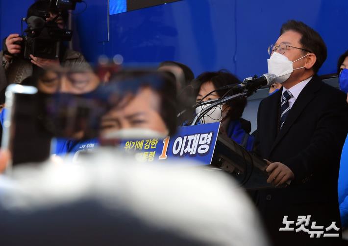 이재명 후보 바라보는 대구 시민들