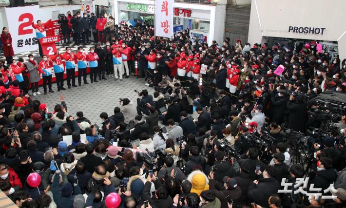 윤석열 국민의힘 대선후보가 공식선거운동 첫날인 15일  대전시 중구 은행동으능정이 문화의거리에서 열린 거리유세에서 지지자들에게 인사하고 있다.