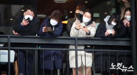 윤석열 후보 연설 바라보는 유권자들