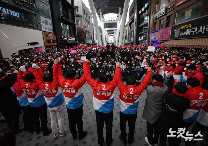 윤석열 국민의힘 대선 후보가 제20대 대통령 공식 선거운동 시작일인 15일 오후 대전 중구 으능정이 문화의거리에서 유권자들에게 지지를 호소하고 있다.