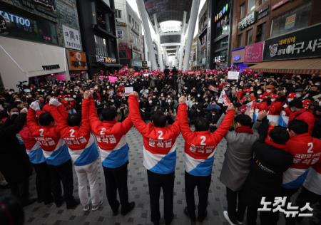 윤석열 국민의힘 대선 후보가 제20대 대통령 공식 선거운동 시작일인 15일 오후 대전 중구 으능정이 문화의거리에서 유권자들에게 지지를 호소하고 있다.
