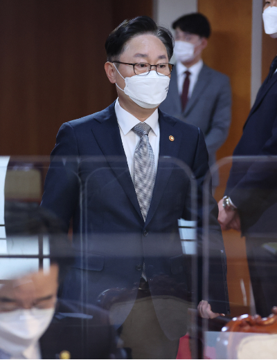 박범계 법무부 장관이 15일 정부서울청사에서 열린 공명선거 관계장관회의에 참석하고 있다. 연합뉴스