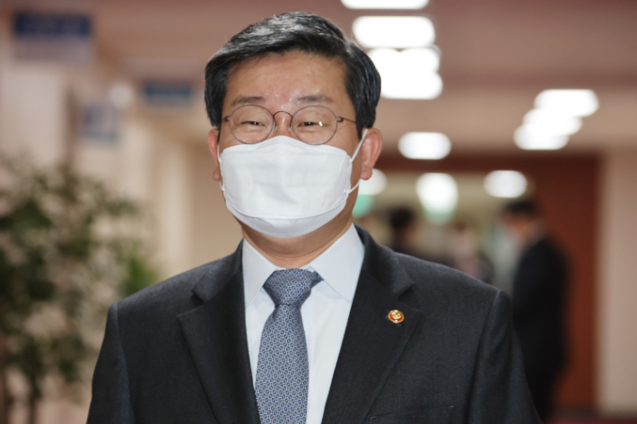 전해철 행정안전부 장관이 15일 정부서울청사에서 열린 국무회의에 참석하고 있다. 연합뉴스