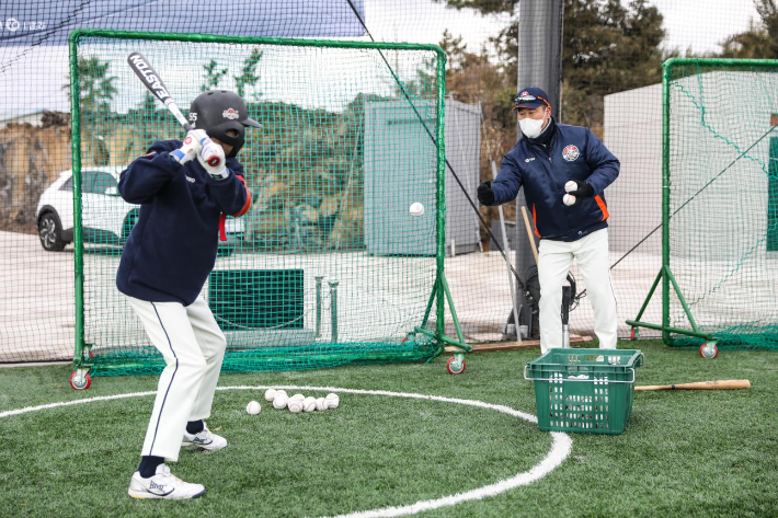 타격 훈련 지도하는 장종훈 감독(오른쪽). 연합뉴스