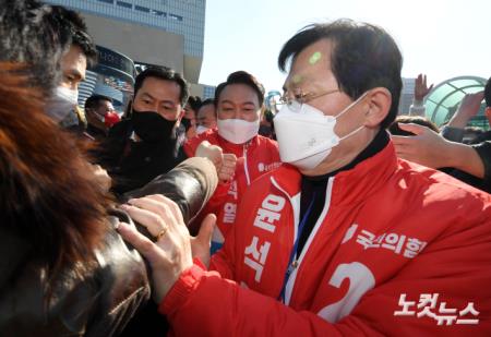 지지자들과 인사하는 윤석열