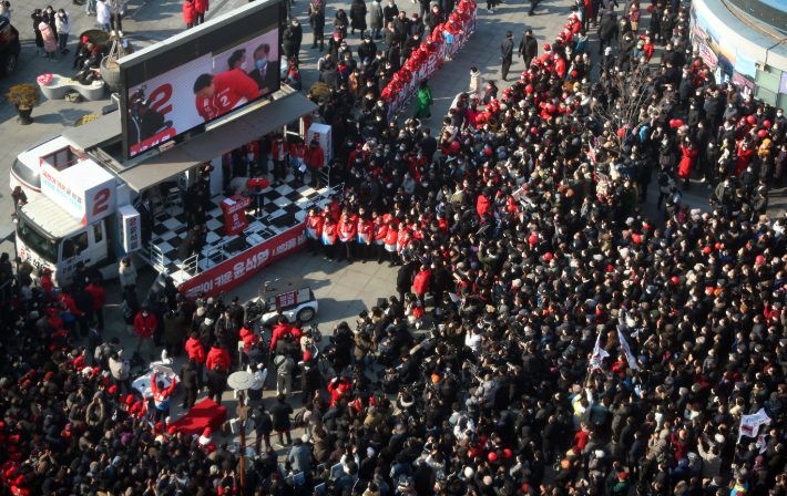 15일 국민의힘 윤석열 대선 후보가 대구 동대구역 앞 광장에 마련된 선거 유세차에 올라 인사하고 있다. 연합뉴스