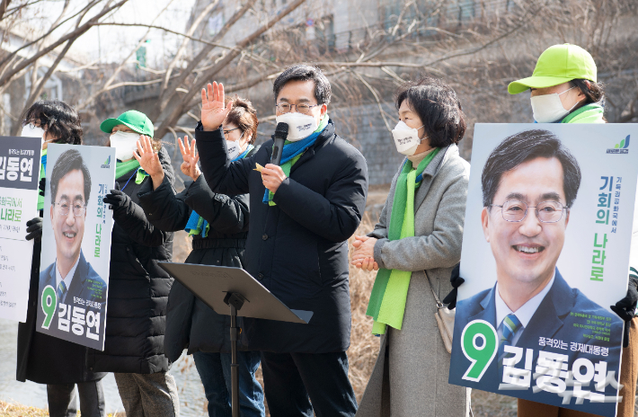 대통령 선거의 공식 선거운동 첫날인 15일 김동연 새로운물결 대선후보가 서울 성동구 청계천 옛 판자촌터에서 첫 거리 유세를 하고 있다. 김 후보는 초심으로 돌아간다는 취지로 어린 시절 거주했던 청계천 판자촌 터에서 첫 공식 거리유세를 시작했다. 윤창원 기자