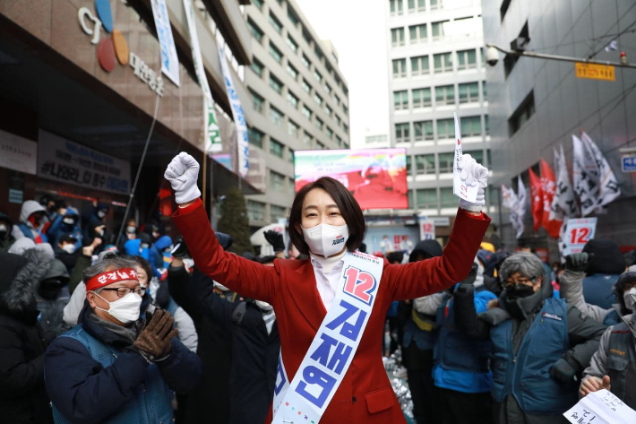 진보당 김재연 대선 후보가 제20대 대통령선거 선거운동 첫날인 15일 오전 서울 중구 CJ대한통운 본사 앞에서 열린 선거운동 출정식에서 두 손을 들어 보이고 있다. 진보당 제공