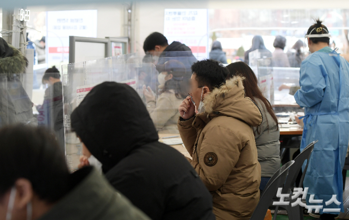 지난 9일 서울 송파구 보건소 선별진료소에서 시민들 신속항원 검사를 하고 있다. 이한형 기자